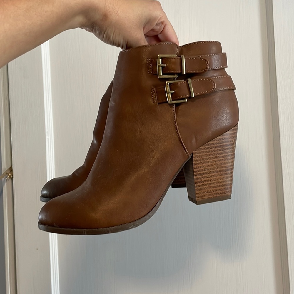 HEELED BOOTIES! BROWN! CUTE BUCKLE DETAIL! WOOD GRAIN HEEL! SIZE: 8
